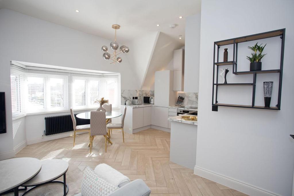 Ultra Stylish Apt Set In An Affluent Location Poole Dış mekan fotoğraf