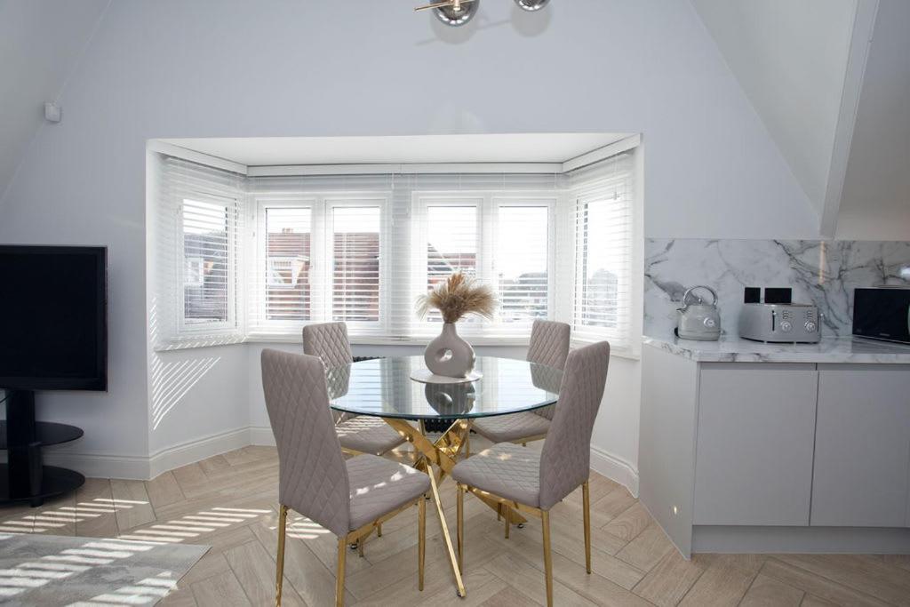 Ultra Stylish Apt Set In An Affluent Location Poole Dış mekan fotoğraf