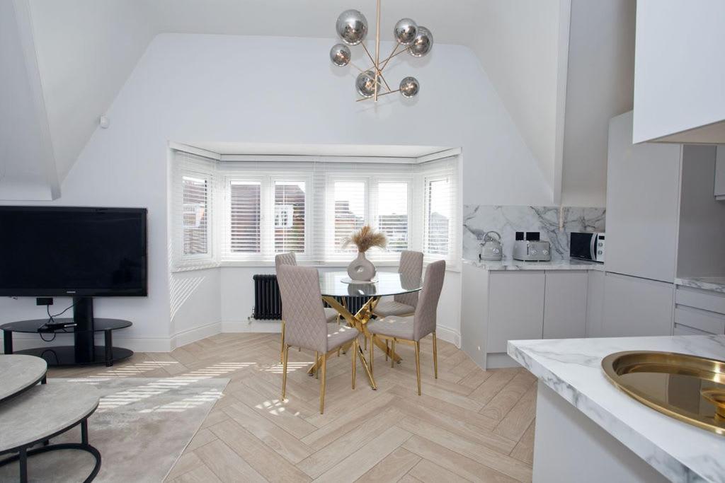 Ultra Stylish Apt Set In An Affluent Location Poole Dış mekan fotoğraf